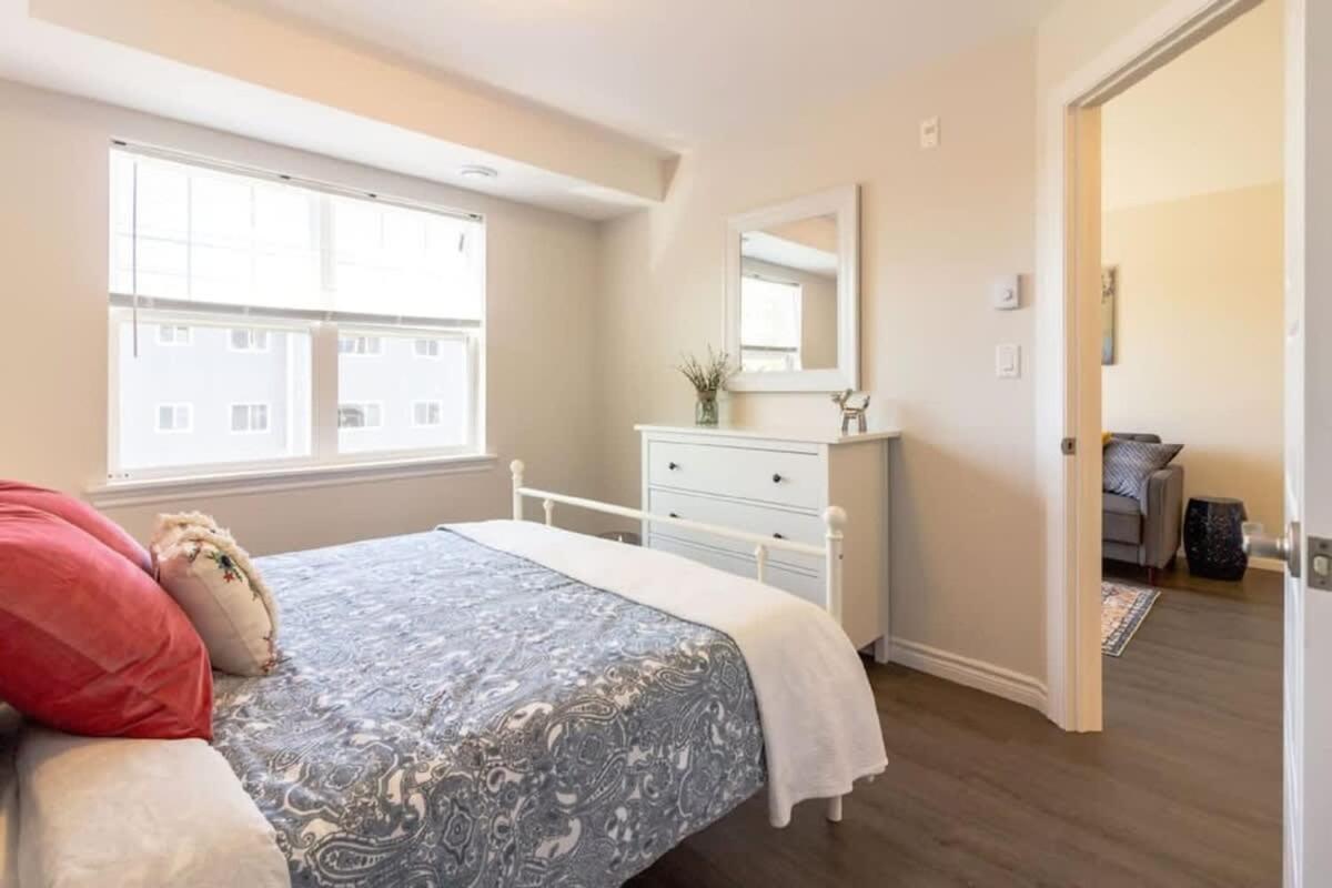 Newly Renovated Modern Condo Near Hospital, Unb Patio & Parking Coffee Saint John Exteriör bild